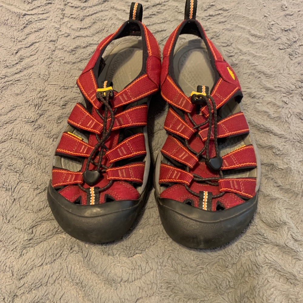 Keen Whisper Beet Red Size 10